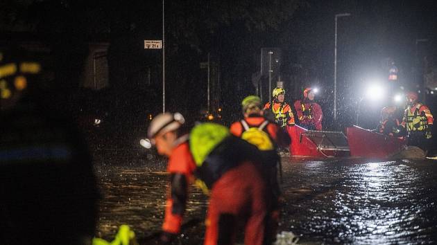 Parti d’Italia sono state colpite da inondazioni.  Nove persone sono morte, migliaia di residenti locali sono stati evacuati