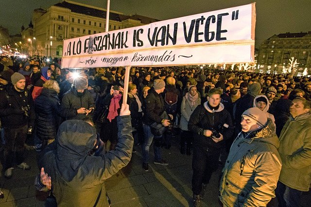 V Budapešti protestovaly tisíce lidí proti novele zákoníku práce, kterou nazývají "otrocký zákon."