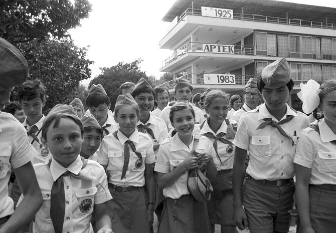 Desetiletá americká holčička Samantha Smithová (uprostřed) přicestovala v roce 1983 do Sovětského svazu na osobní pozvání tehdejšího sovětského vůdce Jurije Andropova. Na snímku při návštěvě celosvazového pionýrského tábora Artěk na Krymu