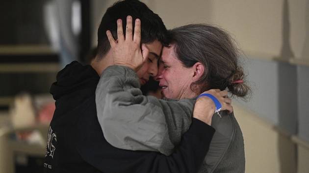 Sharon Hertzmanová (vpravo) objímá příbuzného při znovushledání v Izraeli v sobotu 25. listopadu 2023. Sharon a její dvanáctiletá dcera Noam byly propuštěny Hamásem poté, co byly 50 dní drženy v zajetí
