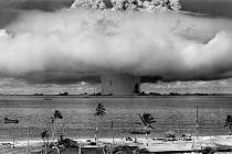 Test jaderné bomby Baker, ke kterému došlo na atolu Bikini v roce 1946.