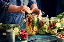 Pokud s fermentováním začínáte, je nejjednodušší sáhnout po zelenině. Na výrobu pickles (tedy zkvašené zeleniny) totiž nepotřebujete nic speciálního.
