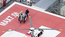 Záchranáři převážejí japonského expremiéra Šinzó Abeho, který se stal obětí atentátu, do nemocnice.