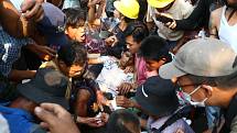 Zraněný demonstrant v Barmě