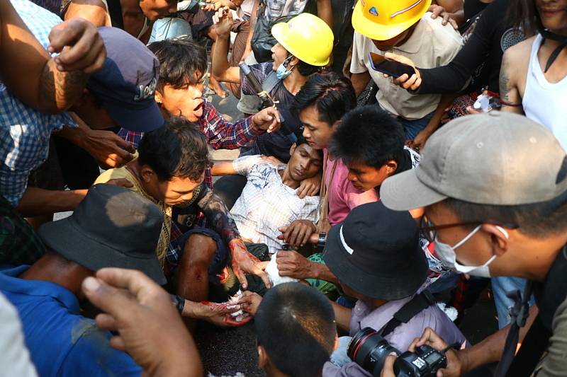 Zraněný demonstrant v Barmě
