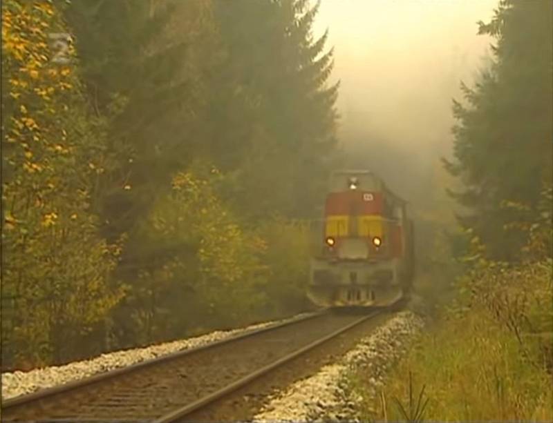 Oba vlaky, nákladní i osobní, se k sobě přibližovaly po jedné koleji, obrazová rekonstrukce České televize