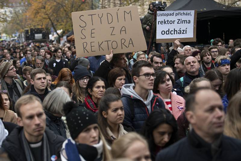 Stovky lidí přišly 17. listopadu 2019 v poledne na vzpomínkovou akci na pražský Albertov, aby si připomněly studentské události roku 1939 a 1989. Na shromáždění vystoupili zástupci vysokých škol i bývalí studentští vůdci