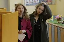 Zuzana Čaputová s dcerou ve volební místnosti