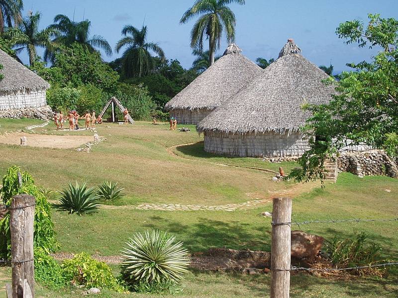 Na Velkých Antilách a Bahamách dominovali Taínové. Na snímku rekonstrukce taínské vesnice