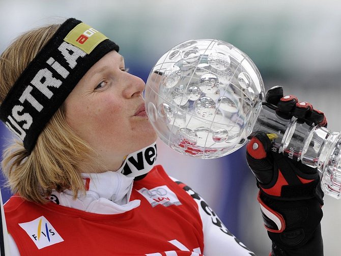 Rakušanka Marlies Schildová líbá malý globus za vítězství v SP ve slalomu.