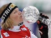 Rakušanka Marlies Schildová líbá malý globus za vítězství v SP ve slalomu.
