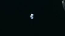 Pohled na Zemi, jak ji v dálce viděla posádka mise Apollo 16, když letěla k Měsíci.