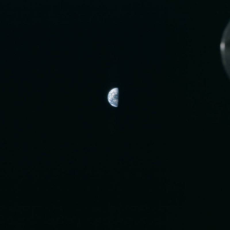 Pohled na Zemi, jak ji v dálce viděla posádka mise Apollo 16, když letěla k Měsíci.
