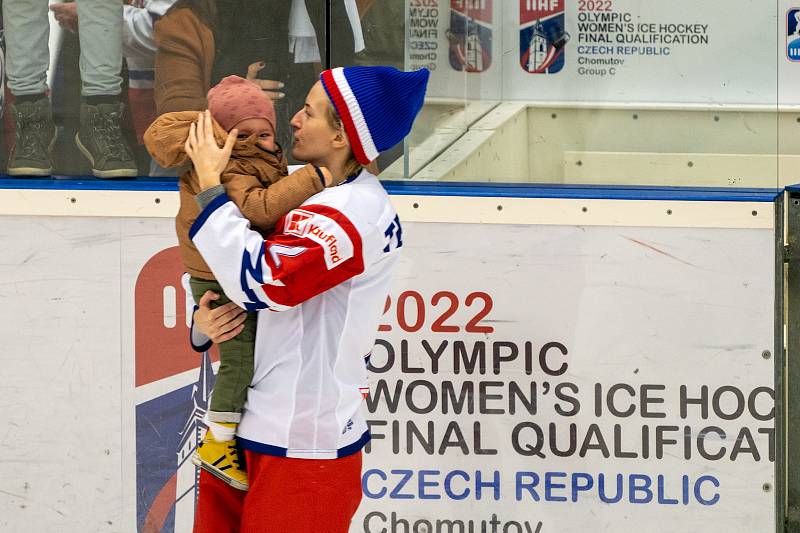 České hokejistky to dokázaly a jedou na olympiádu v Číně, která se koná na jaře 2022. Maďarsko porazily 5:1 a mohly se radovat v Chomutovské Rocknet Aréně přímo na ledové ploše za účasti skvělých více jak 1800 diváků.