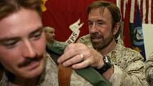 Chuck Norris při návštěvě armády.