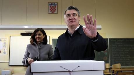 Prezidentský kandidát Zoran Milanović hlasuje v Záhřebu v prezidentských volbách (snímek z 5. ledna 2020).