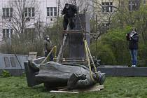 Radnice Prahy 6 nechala 3. dubna 2020 odstranit z podstavce sochu maršála Ivana Stěpanoviče Koněva v Bubenči