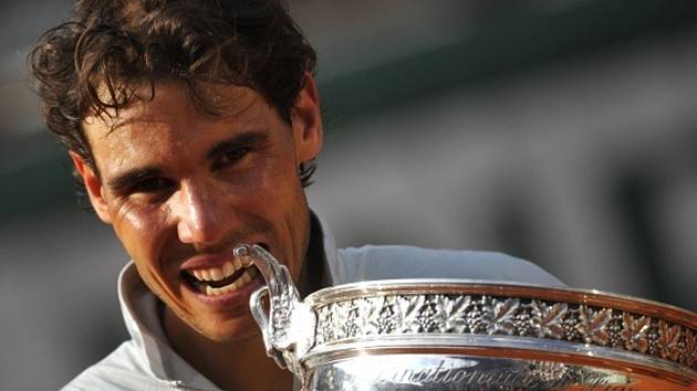 Rafael Nadal s trofejí pro vítěze Roland Garros.
