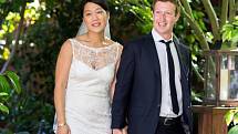 Zakladatel největší světové sociální sítě Facebook Mark Zuckerberg se v sobotu oženil se svou dlouholetou přítelkyni Priscillu Chanovou.