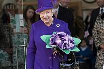 Britská královna Alžběta II. oslavila v neděli 6. února 2011 59. výročí nástupu na trůn. Čtyřiaosmdesátiletá panovnice převzala trůn po zemřelém otci 6. února 1952 a byla korunována 2. června 1953 ve věku 27 let.