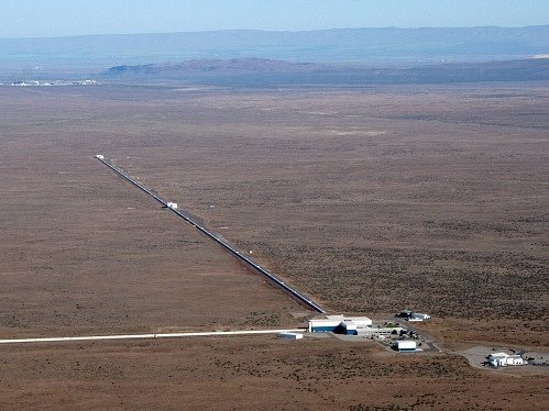 Detektory LIGO (Laser Interferometer Gravitational-Wave Observatory).