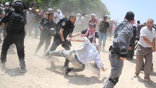 Palestinští demonstranti se před osadou Khan al-Ahmar perou s izraelskou policií