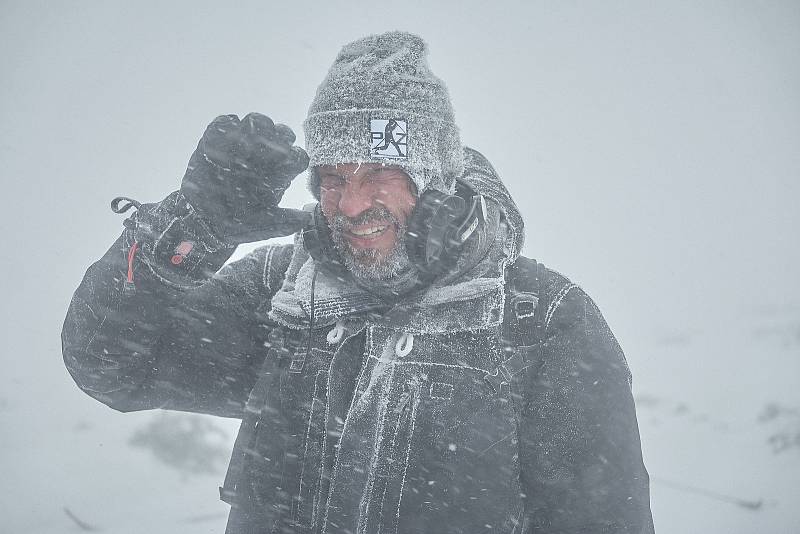 Vánice byla taková, že pan režisér pro samé sněžení a vítr na natáčení scén téměř ani neviděl.
