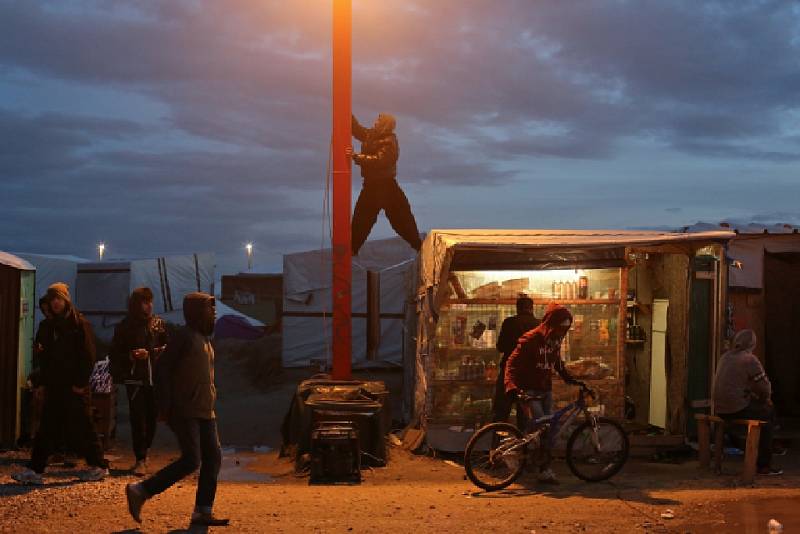 Uprchlíci z tábora u Calais se v noci na dnešek střetli s pořádkovými silami v sérii potyček, během kterých na policisty házeli lahve a kameny.