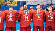 Jsou nevinní? Ruští hokejisté na loňské olympiádě vybojovali zlato i bez státních znaků na dresech. Šéf IIHF René Fasel tvrdí, že hokeje se dopingové hříchy Ruska netýkají.
