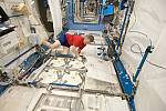 Astronaut Kanadské vesmírné agentury Robert Thirsk, palubní inženýr Expedice 20, provádí vkládání vzorků moči do laboratoře Minus Eighty Degree Freezer pro ISS (MELFI) jako součást studie prováděné v japonském laboratorním modulu Kibó