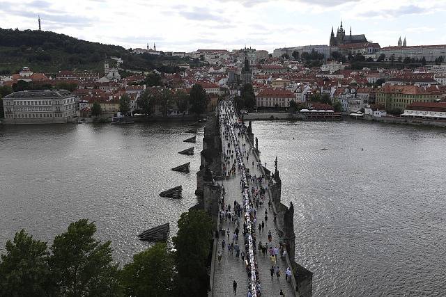 Netradiční hostina u půlkilometrového stolu přímo na Karlově mostě 30. června 2020 večer symbolicky ukončila koronavirovou dobu a ukázala oživení historického centra Prahy.