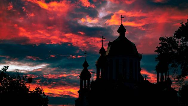 Gli italiani sono spaventati dall’alone rosso nel cielo.  Questo strano fenomeno è stato catturato da un fotografo, non da un UFO