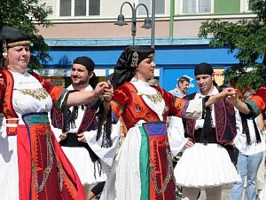 Řecký folklor a tance na krnovském náměstí.