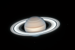 Hubbleův vesmírný dalekohled NASA pořídil 4. července 2020 tento výjimečný snímek Saturnu. Mj. jsou jasně vidět dva z jeho ledových měsíců: Mimas vpravo a Enceladus dole. Snímek vznikl jako součást projektu OPAL (Outer Plants Atmospheres Legacy)