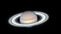 Hubbleův vesmírný dalekohled NASA pořídil 4. července 2020 tento výjimečný snímek Saturnu. Mj. jsou jasně vidět dva z jeho ledových měsíců: Mimas vpravo a Enceladus dole. Snímek vznikl jako součást projektu OPAL (Outer Plants Atmospheres Legacy)