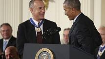 Prezidentskou Medaili svobody dostal od Baracka Obamy i herec Tom Hanks.