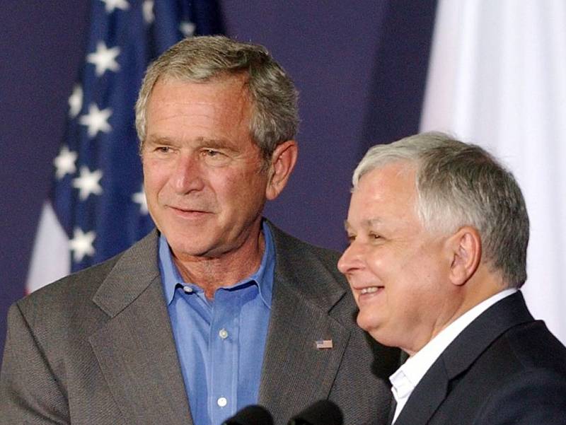 George W. Bush (vlevo) a Lech Kaczynski