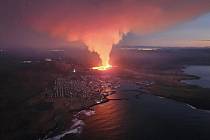 Letecký pohled ukazuje lávu po erupci sopky poblíž Sundhnjukagigaru, asi 4 kilometry severovýchodně od města Grindavik na poloostrově Reykjanes, Island 14. ledna 2024