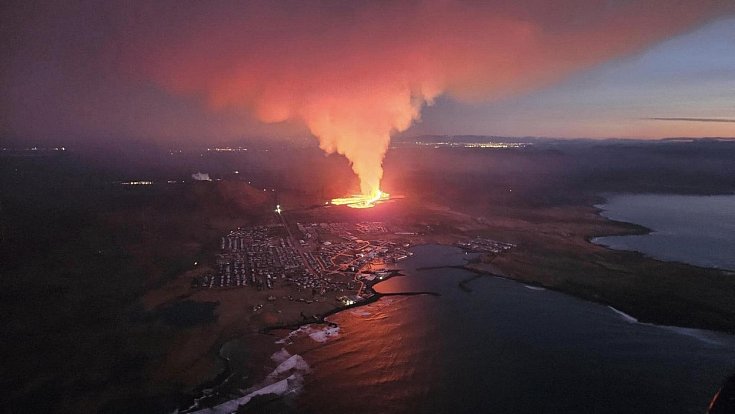 Letecký pohled ukazuje lávu po erupci sopky poblíž Sundhnjukagigaru, asi 4 kilometry severovýchodně od města Grindavik na poloostrově Reykjanes, Island 14. ledna 2024