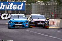 Australská série V8 Supercars nabídla neuvěřitelný souboj v posledním kole závodu.