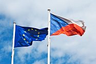 Vlajky České republiky a Evropské unie.
