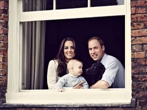 Princ William (vpravo) s manželkou Kate a synem Georgem.