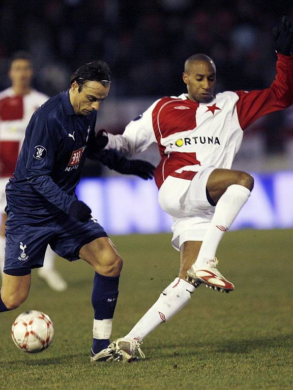 Slavia - Tottenham: Mickael Tavares (vpravo) brání Dimitara Berbatova.