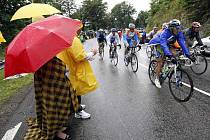 Pláštěnky byly během třinácté etapy slavné Tour de France nutností.