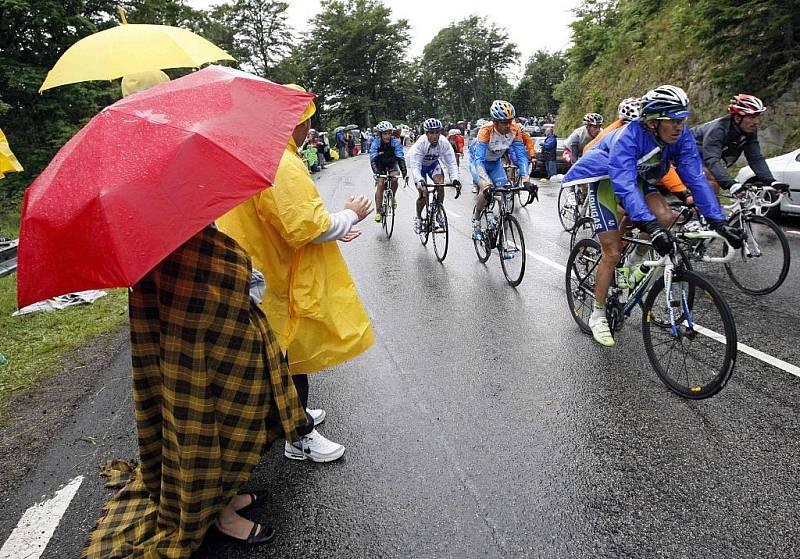 Pláštěnky byly během třinácté etapy slavné Tour de France nutností.