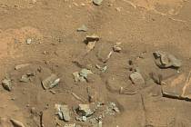 Fotografie pořízená v srpnu 2014 robotickým vozítkem Curiosity ukazuje podivný útvar, vyhlížející jako lidská kost. Znamená to, že nám NASA něco tají?