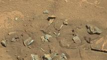 Fotografie pořízená v srpnu 2014 robotickým vozítkem Curiosity ukazuje podivný útvar, vyhlížející jako lidská kost. Znamená to, že nám NASA něco tají?