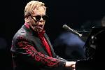 Hudební legenda Elton John vystoupil v O2 areně.