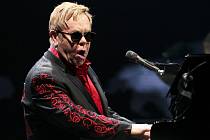 Hudební legenda Elton John vystoupil v O2 areně.