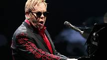 Hudební legenda Elton John vystoupil v O2 areně.